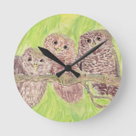 Tre lille Scowling Uggla - akrylmålning. Rund Klocka