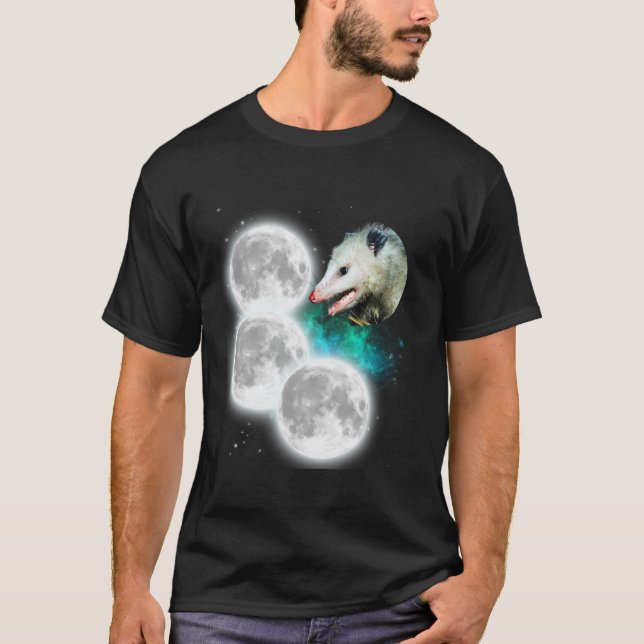 Tre Månar, Opossum-Konstig, förkortad minnespoäng  T Shirt (Framsida)