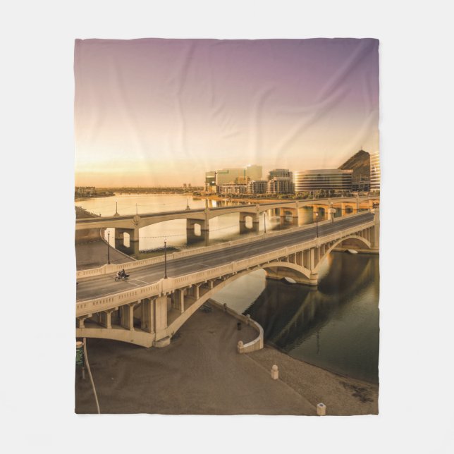 TRE MANAR PÅ MOTORCYKLAR SOM KORSSAR BRITT FLEECEFILT (Framsidan)