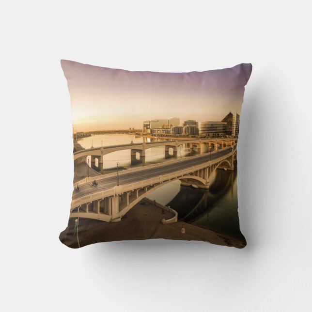 TRE MANAR PÅ MOTORCYKLAR SOM KORSSAR BRITT KUDDE (Framsida)