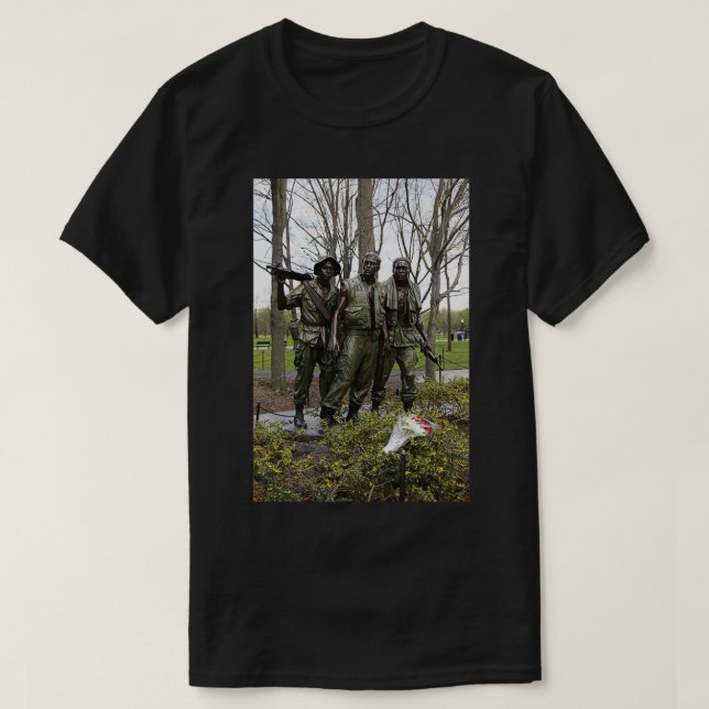 Tre Manar Soldier Statue w blommor T Shirt (Design framsida)