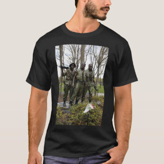 Tre Manar Soldier Statue w blommor T Shirt