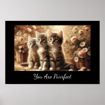 Tre missvisande tabby-kittens med blommor