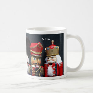 Tre nötknäppare på den svart muggen kaffemugg