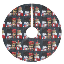 Tre nötknäppare på mörk bakgrund julgransmatta borstad polyester