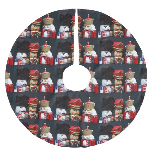 Tre nötknäppare på mörk bakgrund julgransmatta borstad polyester (Framsidan)