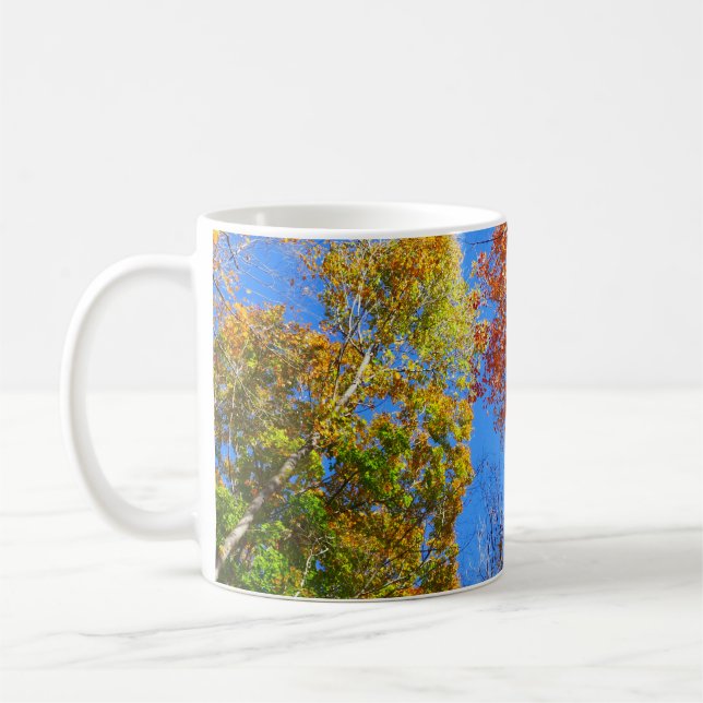 Tre nyanser av färgrika höstlönnar kaffemugg (Vänster)