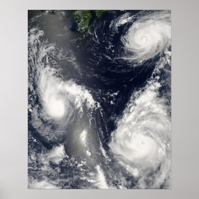 Tre olika tyfoner poster (Framsidan)