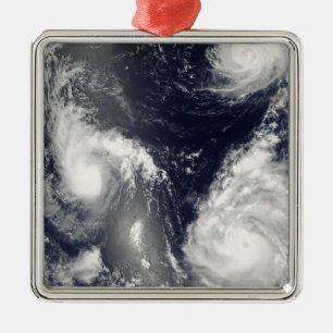 Tre olika typhoons julgransprydnad metall
