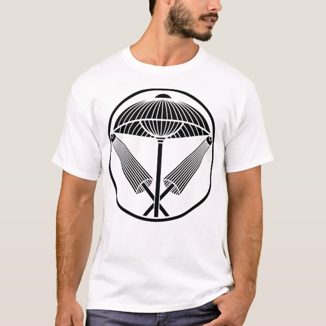 Tre paraplyer i en trådliknande ring t shirt (Framsida)