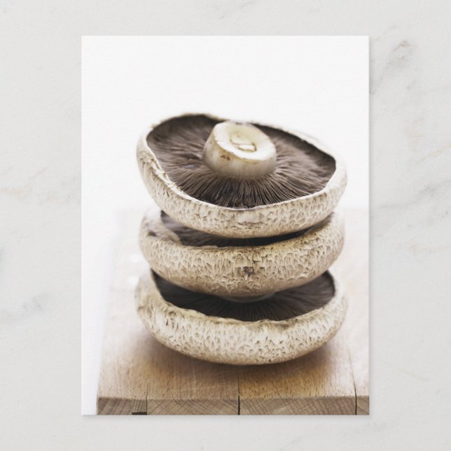 Tre platta svampar i påsen på träskivor vykort (Framsida)