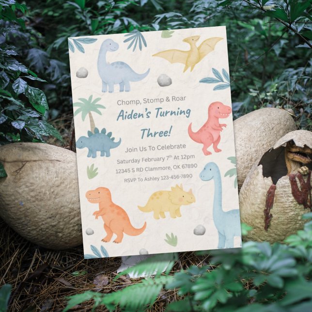 Tre Rex Dinosaur 3:e födelsedagsinbjudan Inbjudningar (Dinosaur-themed third birthday invitation design with fun Three Rex elements.)