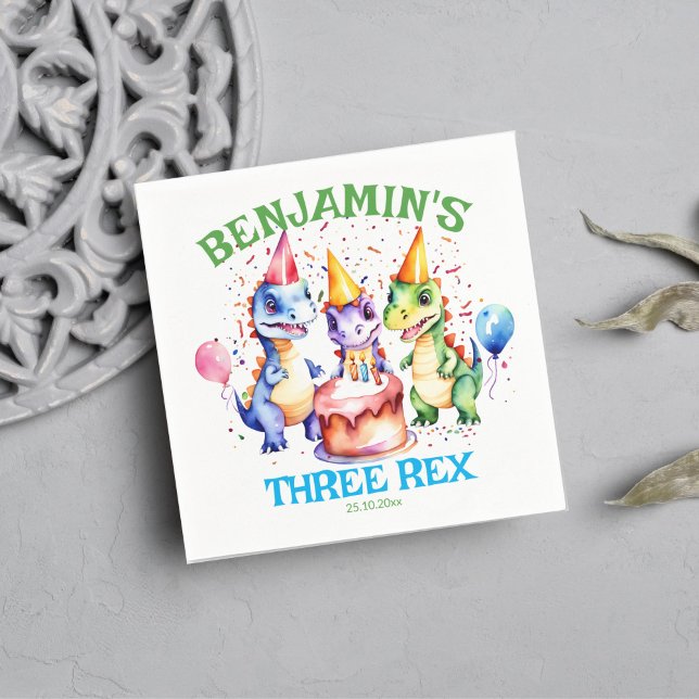 Tre rex söta dinosaurier-födelsedagskalender pappersservett (Dinosaur three rex birthday party tableware personalized napkins cute colorful dinosaurs with cake)
