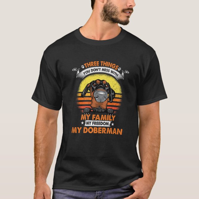 Tre Sak du inte är  med Doberman Pinscher T Shirt (Framsida)