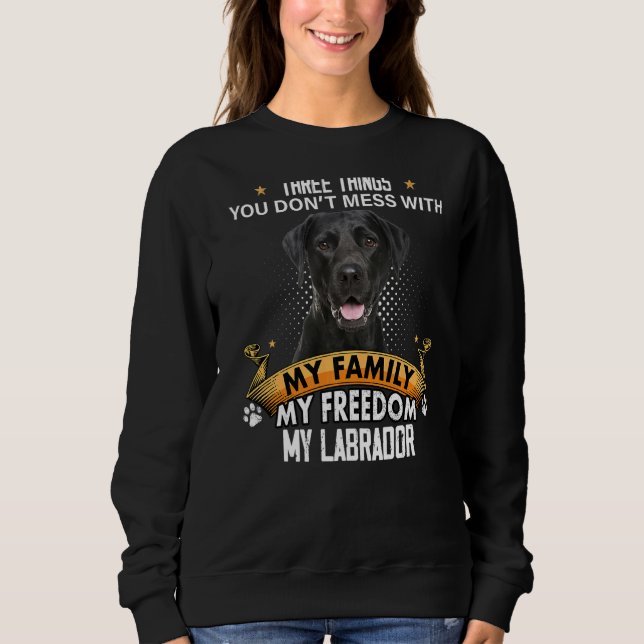 Tre Sak du inte är  med Svart lab Hund T Shirt (Framsida)