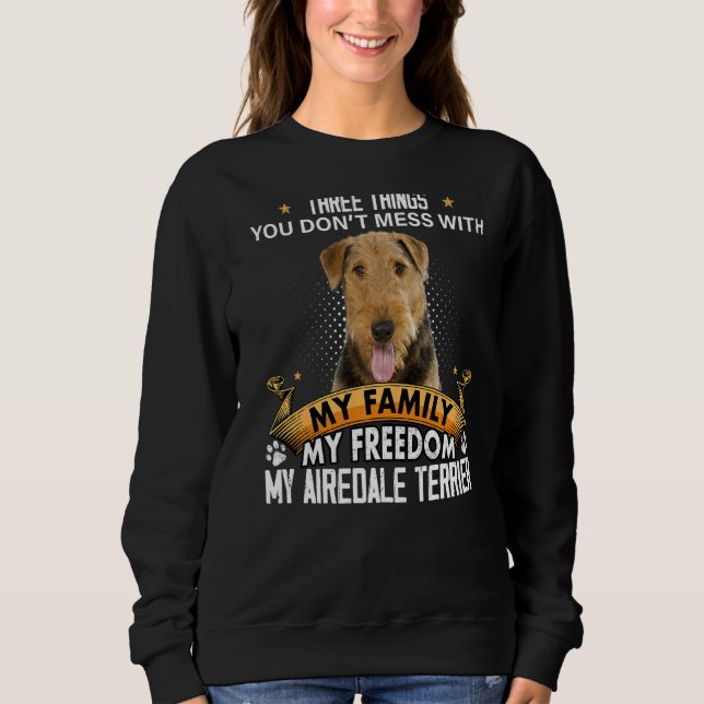 Tre saker du inte bråkar med Airedale Terrier  T Shirt (Framsida)