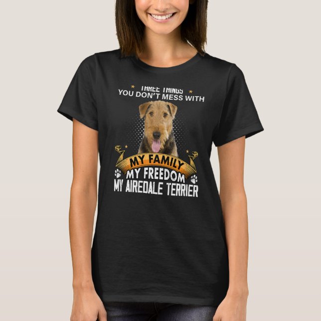 Tre saker du inte bråkar med Airedale Terrier  T Shirt (Framsida)