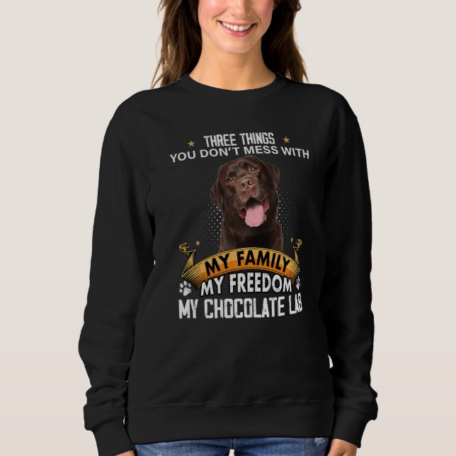 Tre saker du inte bråkar med chokladlabrador t shirt (Framsida)