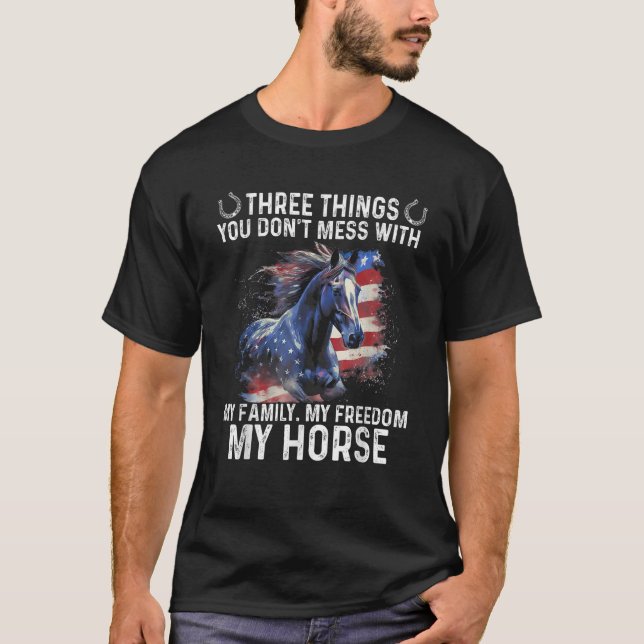 Tre saker du inte bråkar med min familjs frihet t shirt (Framsida)