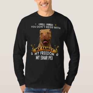 Tre saker du inte bråkar med Shar Pei-hund T Shirt