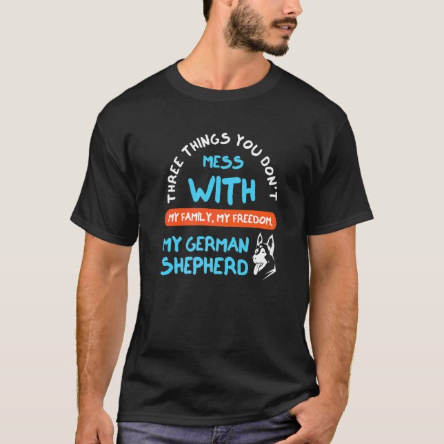 Tre saker du inte bråkar med tysj härd shepherd   t shirt (Framsida)