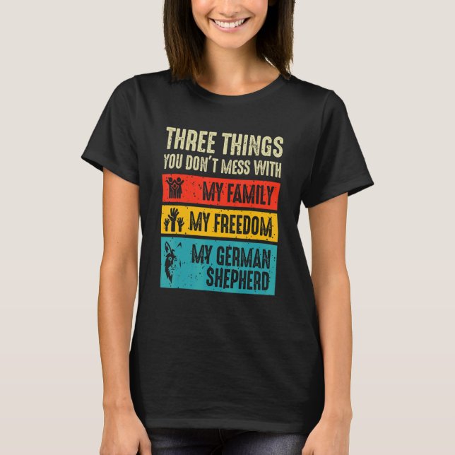 Tre saker du inte bråkar med tyska herdehund t shirt (Framsida)
