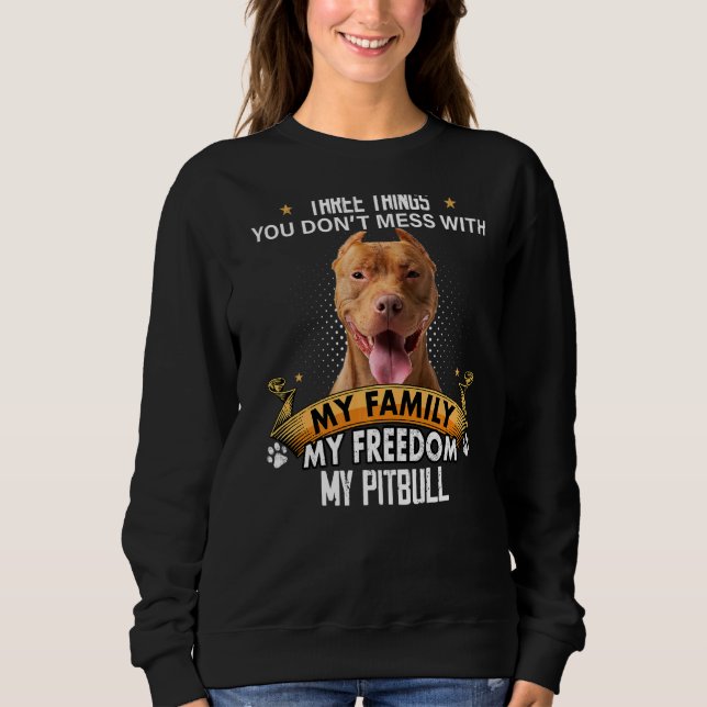 Tre saker du inte ska bråka med Pitbull Hund T Shirt (Framsida)