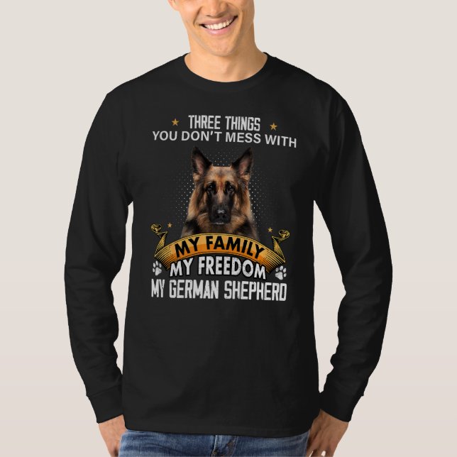 Tre saker du inte ska bråka med tyska schäferhunda t shirt (Framsida)