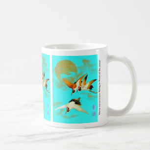 Tre saruskran som flyger framför måne kaffemugg
