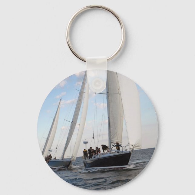 Tre segelbåtar på havet. nyckelring (Framsida)