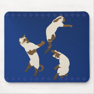 Tre Siamese katter på lek Mousepad Musmatta
