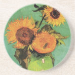 Tre solblommor i Vas av Vincent van Gogh Underlägg Sandsten<br><div class="desc">Tre solblommor i Vas av Vincent van Gogh är en vintage bra konst post impressionism fortfarande blommigt. En bukett med tre vackra blommande solblommor i vas. Färskt avskurna sommarblommor från trädgården. Om konstnären: Vincent Willem van Gogh (1853-1890) var en av de mest berömd Post impressionist-målarna under sin tid. Hans arbete...</div>