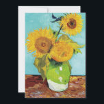 Tre solblommor | Vincent van Gogh<br><div class="desc">Tre solrosor (1888) av Vincent van Gogh är ett levande liv som visar konstnärens namnteckning tjocka brushstrokes och djärva använda av färg. Målningen har tre solblommor i ett enkelt vas, deras gyllene petaler som kontrasterar mot akvafblått. Van Goghs livliga palett för gult och liv till scenen och fångade blommornas flyktighet....</div>