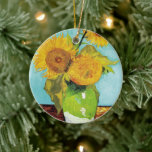 Tre solblommor | Vincent van Gogh Julgransprydnad Keramik<br><div class="desc">Tre solrosor (1888) av Vincent van Gogh är ett levande liv som visar konstnärens namnteckning tjocka brushstrokes och djärva använda av färg. Målningen har tre solblommor i ett enkelt vas, deras gyllene petaler som kontrasterar mot akvafblått. Van Goghs livliga palett för gult och liv till scenen och fångade blommornas flyktighet....</div>