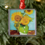 Tre solblommor | Vincent van Gogh Julgransprydnad Metall<br><div class="desc">Tre solrosor (1888) av Vincent van Gogh är ett levande liv som visar konstnärens namnteckning tjocka brushstrokes och djärva använda av färg. Målningen har tre solblommor i ett enkelt vas, deras gyllene petaler som kontrasterar mot akvafblått. Van Goghs livliga palett för gult och liv till scenen och fångade blommornas flyktighet....</div>