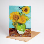 Tre solblommor | Vincent van Gogh Kort<br><div class="desc">Tre solrosor (1888) av Vincent van Gogh är ett levande liv som visar konstnärens namnteckning tjocka brushstrokes och djärva använda av färg. Målningen har tre solblommor i ett enkelt vas, deras gyllene petaler som kontrasterar mot akvafblått. Van Goghs livliga palett för gult och liv till scenen och fångade blommornas flyktighet....</div>