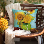 Tre solblommor | Vincent van Gogh Kudde<br><div class="desc">Tre solrosor (1888) av Vincent van Gogh är ett levande liv som visar konstnärens namnteckning tjocka brushstrokes och djärva använda av färg. Målningen har tre solblommor i ett enkelt vas, deras gyllene petaler som kontrasterar mot akvafblått. Van Goghs livliga palett för gult och liv till scenen och fångade blommornas flyktighet....</div>