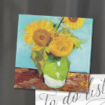 Tre solblommor | Vincent Van Gogh Magnet<br><div class="desc">Tre solrosor (1888) av den nederländska konstnären Vincent Van Gogh. Brans ursprungliga konsmålning är en olja på en duk som skildrar ett liv av ljusa solblommor i gult mot en turkobakgrunden. Använda verktygen för att lägga till anpassningsbar eller anpassa bilden.</div>