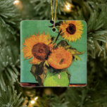 Tre solrosor i en vas av Vincent van Gogh Julgransprydnad Keramik<br><div class="desc">Tre solrosor i en vas av Vincent van Gogh är en vintage fin konst post-impressionistisk stilleben blomsterkonst. En bukett med tre vackra blommande solrosor i en vas. Färska snittblommor från trädgården på sommaren. Om konstnären: Vincent Willem van Gogh (1853 -1890) var en av de mest kända post-impressionistiska målarna under hans...</div>