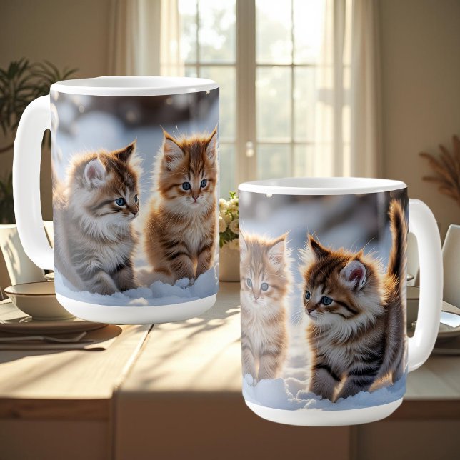 Tre söta kattungar som leker i snön, söta kaffemugg (Skapare uppladdad)