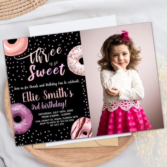 Tre söta, svarta fotodonationer på födelsedagen inbjudningar (Three Sweet Black Photo Donut Birthday Invitations)