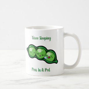 Tre sova ärtor i en pod kaffemugg