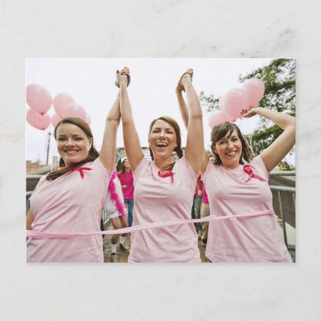 Tre unga kvinnor klädda i rosa springa i vykort (Framsida)