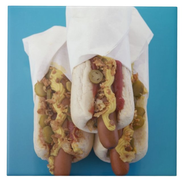 Tre varmkorvar i bullar kakelplatta (Framsidan)