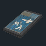 Tre vita Fiskmåsar som flyger över Vatten<br><div class="desc">Behöver du komma undan? Gör det genom att välja den här målningen av konstnären Tara Friel som representerar tre fiskmåsar som flyger över vatten. Synen på havets vågar och det levande färg gör denna utformning mycket realistisk.</div>