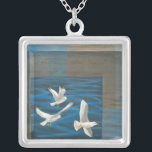 Tre vita Fiskmåsar som flyger över Vatten Silverpläterat Halsband<br><div class="desc">Behöver du komma undan? Gör det genom att välja den här målningen av konstnären Tara Friel som representerar tre fiskmåsar som flyger över vatten. Synen på havets vågar och det levande färg gör denna utformning mycket realistisk.</div>