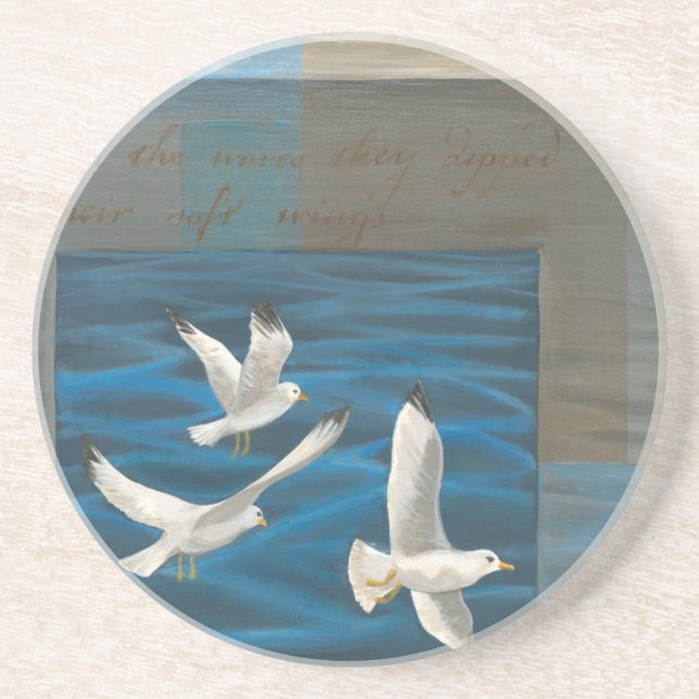 Tre vita Fiskmåsar som flyger över Vatten Underlägg Sandsten (Framsidan)