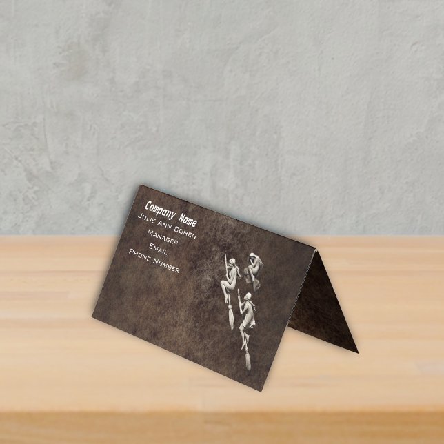 Tre vita flygande vinschar -  visitkort (Three pretty white witches flying on brooms on mottled shades of brown standing business card.)