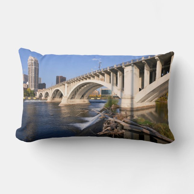 Tredje Avenue Bridge i Minneapolis Lumbar Pillow Lumbarkudde (Framsida)