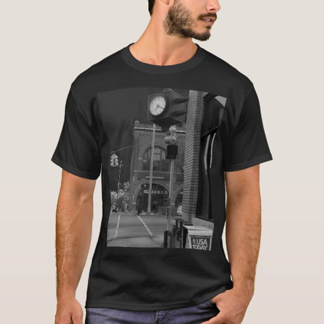 Tredje & huvudsakligt tee shirt (Framsida)